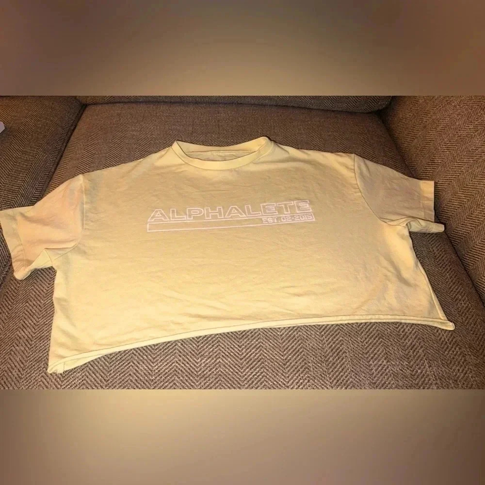 alphalete logo women’s yellow short sleeve round neck crop top gym t-shirt XS